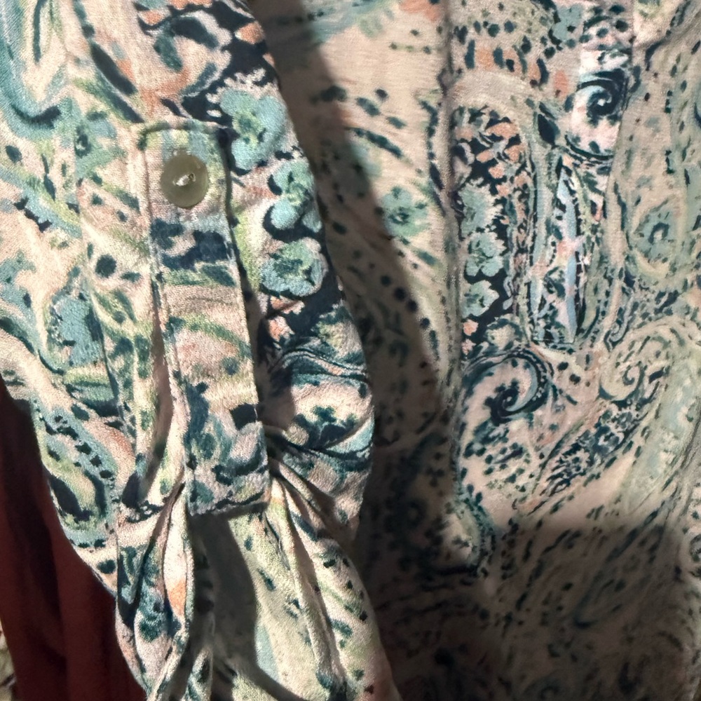 Coley Sky Paisley V-Neck Roll-Tab Blouse in Light Pink - Picture 5 of 6